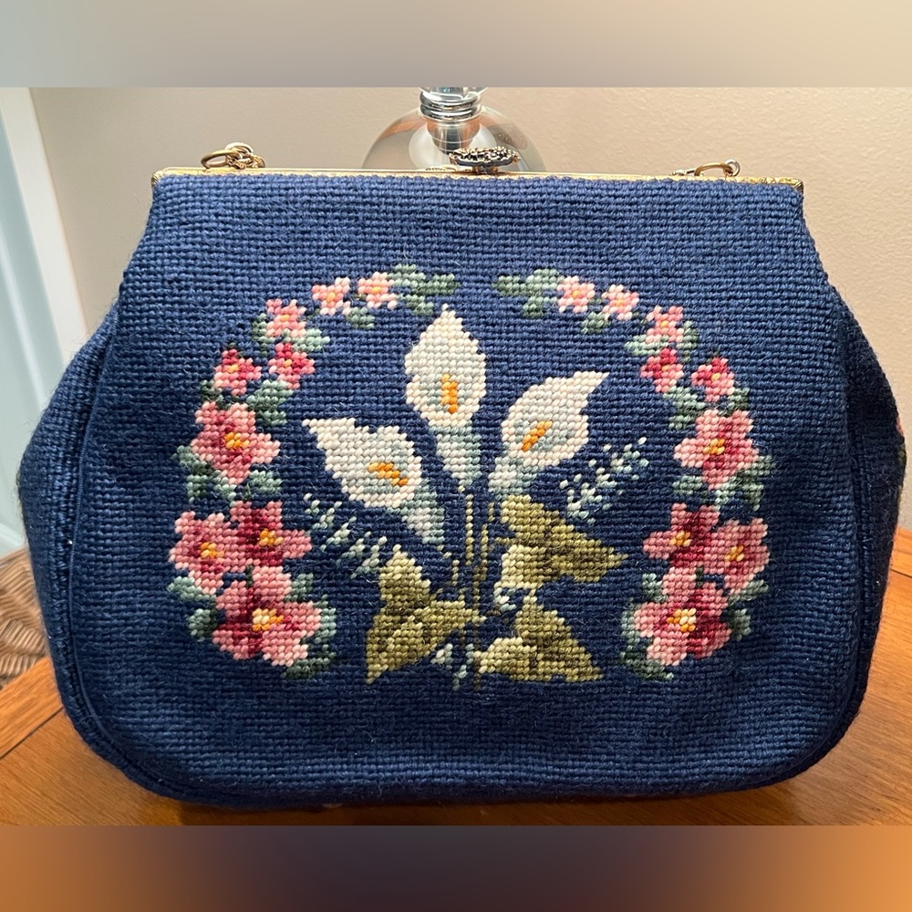 Vintage Antique Floral Needlepoint Tapestry Handbag in Beautiful Condition - Picture 4 of 11